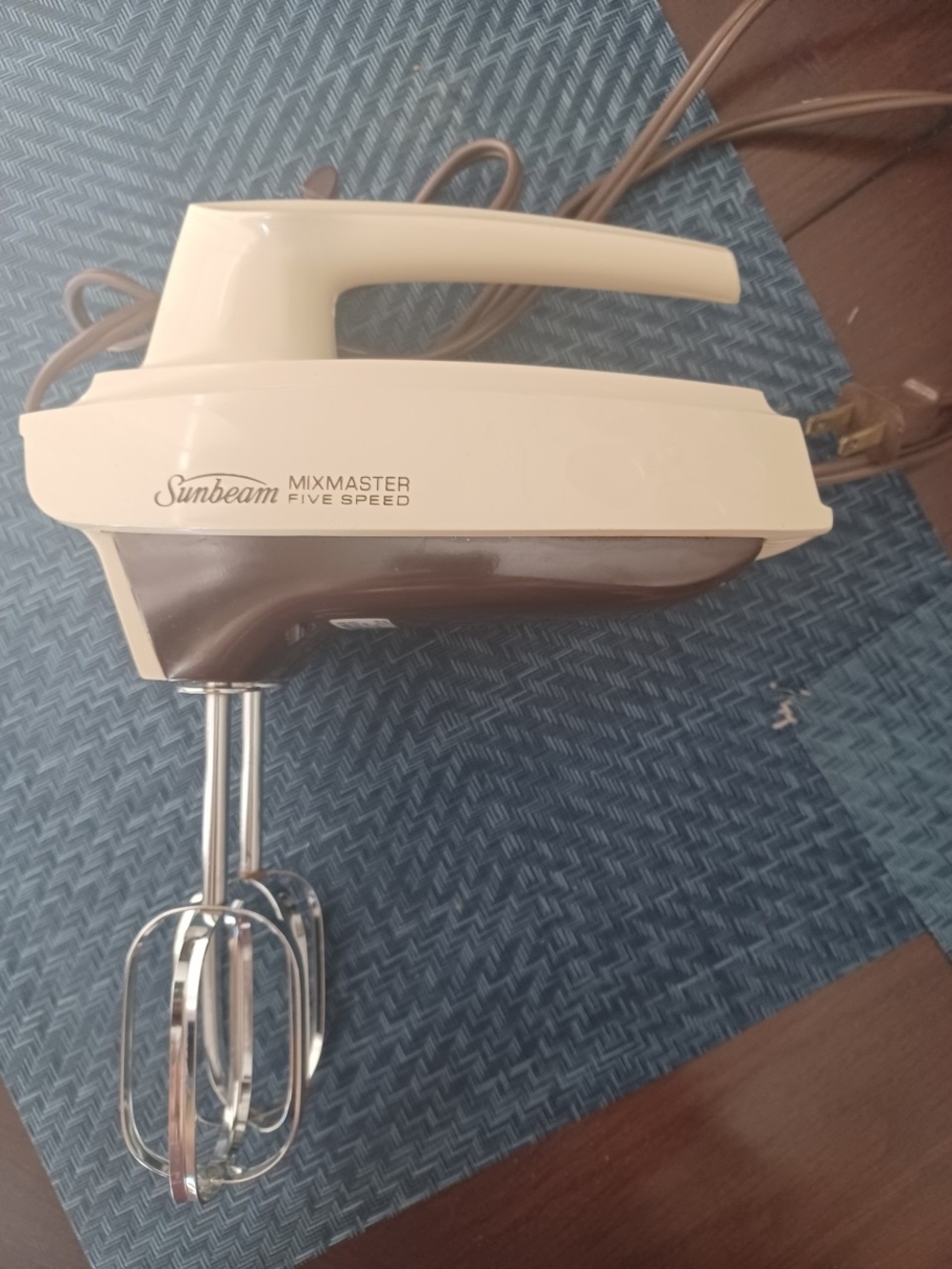 Sunbeam Mixmaster Five Speed Hand Mixer in Cream and Brown